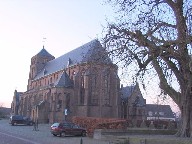 De kerk in zacht avondlicht