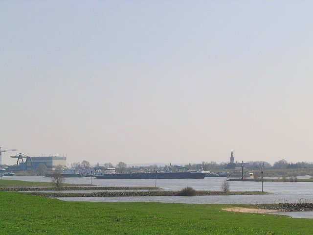 Zicht op Millingen, topdrukte op de rivier